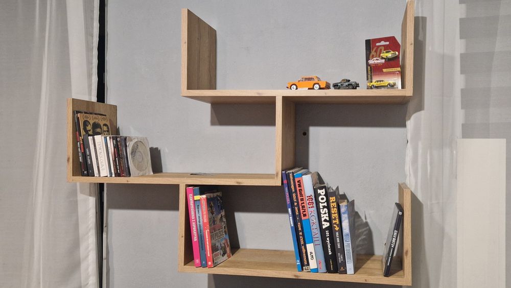 Wisząca półka ścienna na książki kwiaty