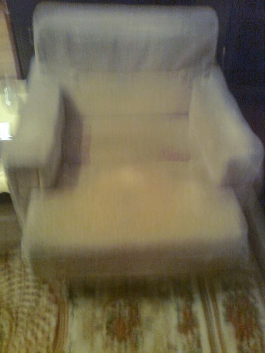 Велюровое кресло кремового цвета, украина