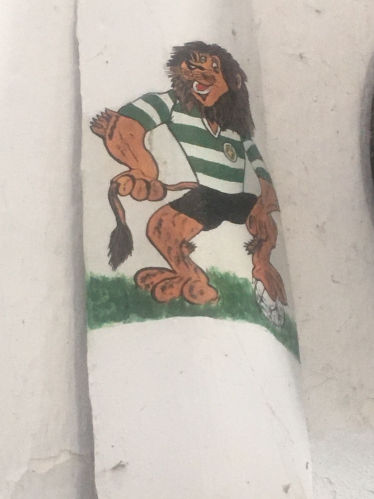 Telha pintada com emblema do sporting