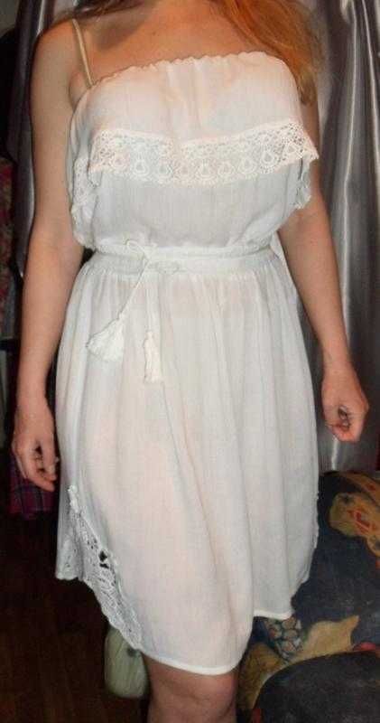 Нежное белое платье с воланом и кружевной отделкой Next Англия
