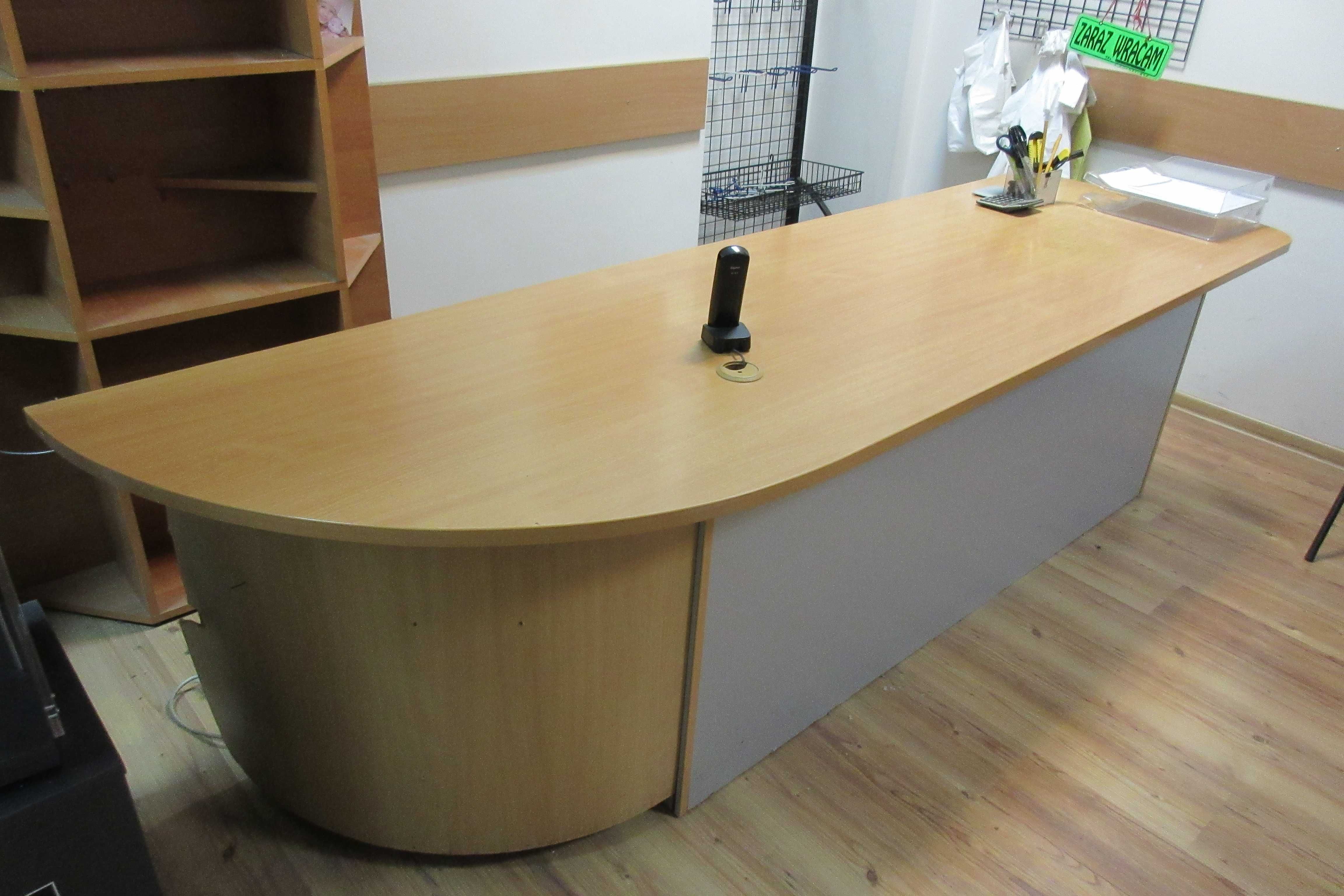 Duże biurko z zaokrąglonym rogiem – Wszechstronne I Eleganckie
