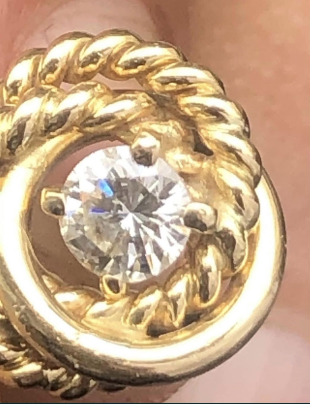 Magnífico diamante sobre ouro amarelo 18k