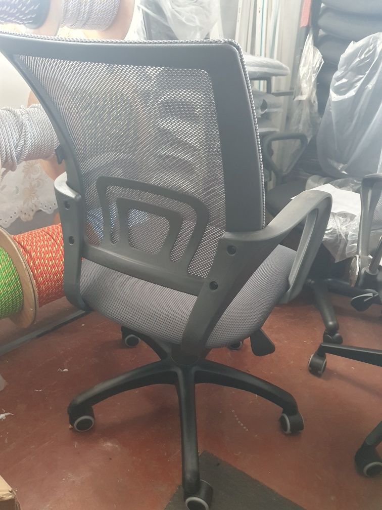 Офісне крісло спинка сітка
