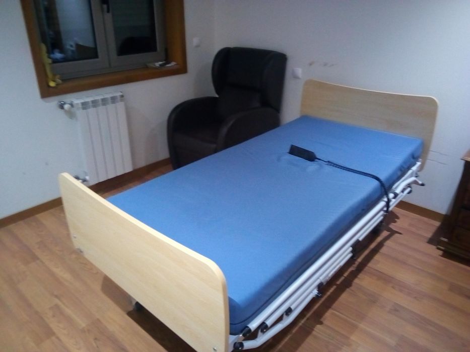 Vendo cama articulada e cadeirão