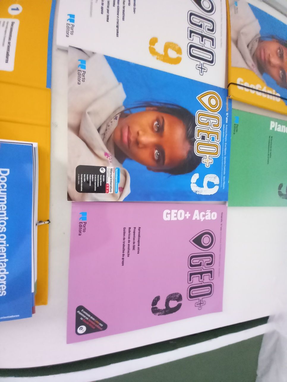 Livros e cadernos de exercícios geografia 9° ano