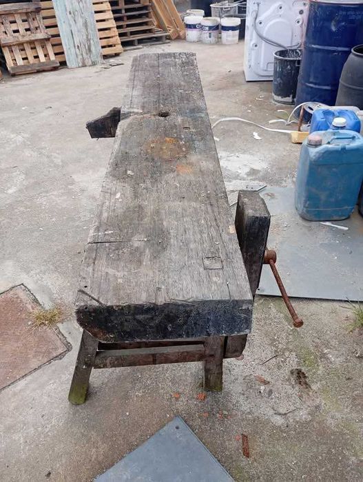 Vendo este banco muito bonito bom estado de carpinteiro