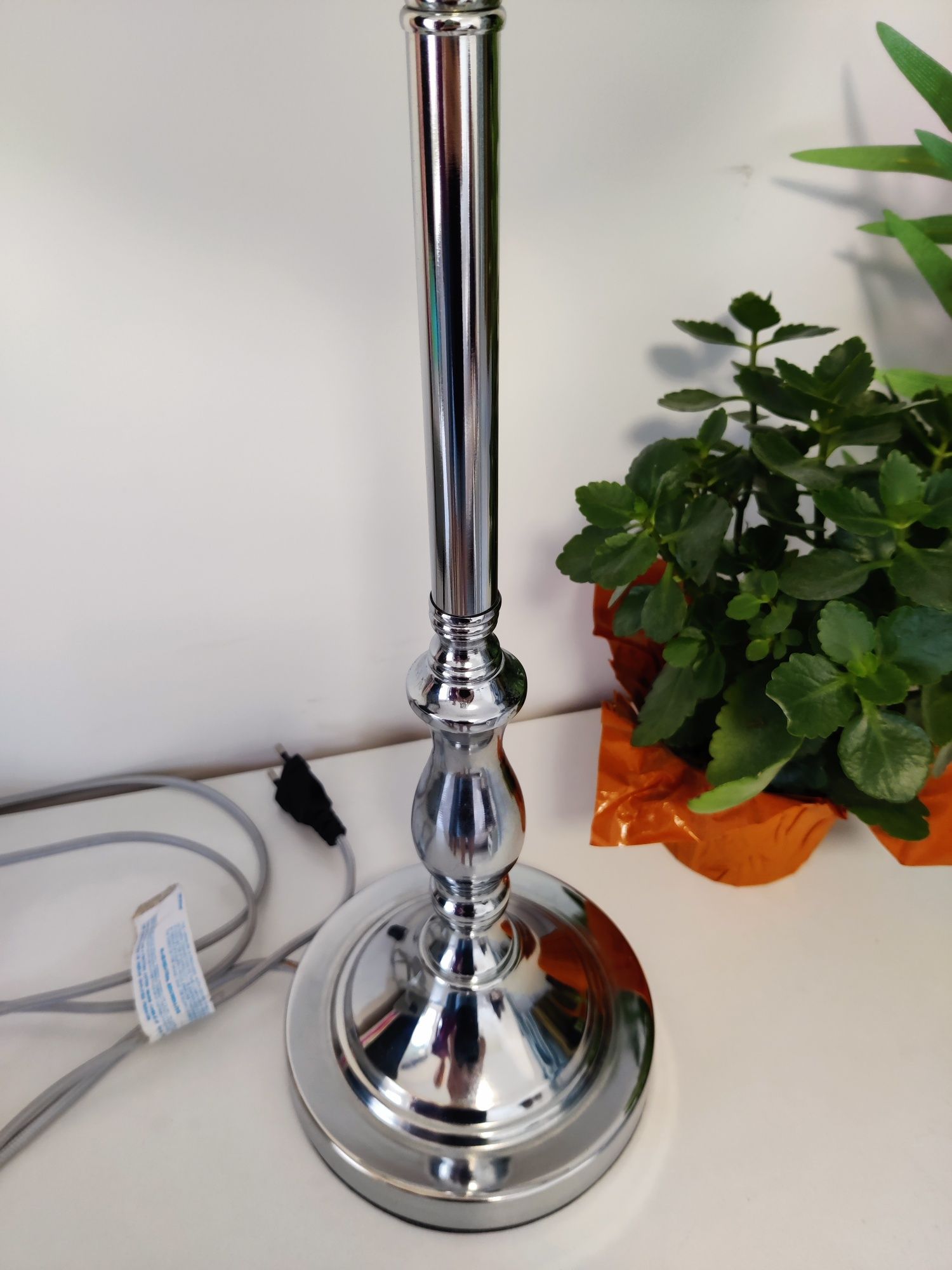 Wysoka lampa stojąca