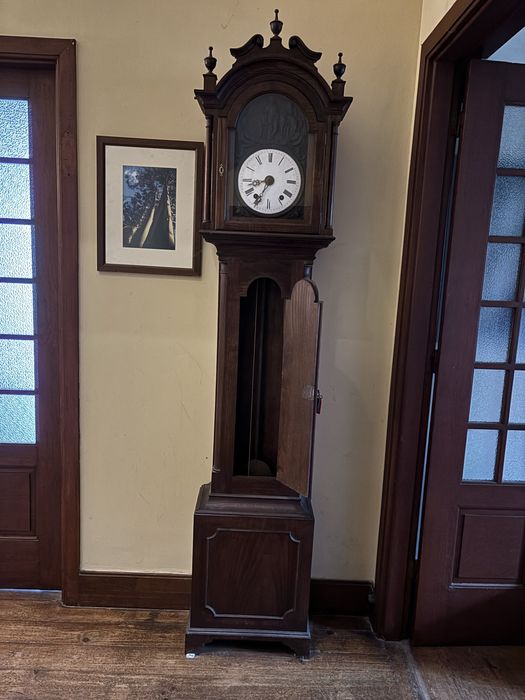 Relogio de pé antigo em madeira