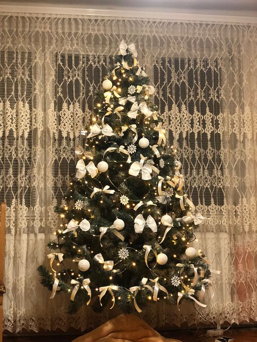 Продам штучну ялинку з іграшками!