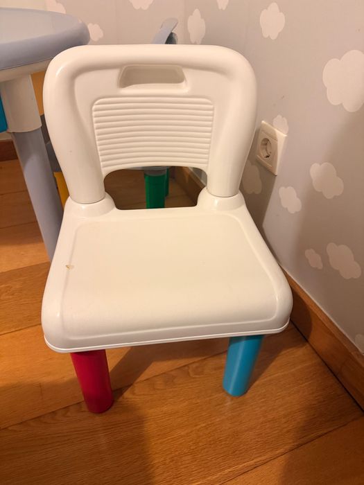 Mesa infantil de brincar com gavetas e base para montar LEGO