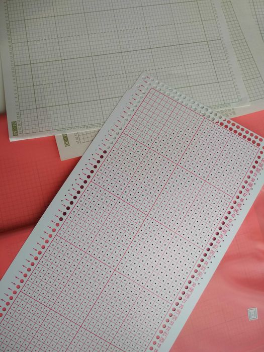 Набор  пластиковых перфокарт  для вязальных машин на 24 иглы. Япония.