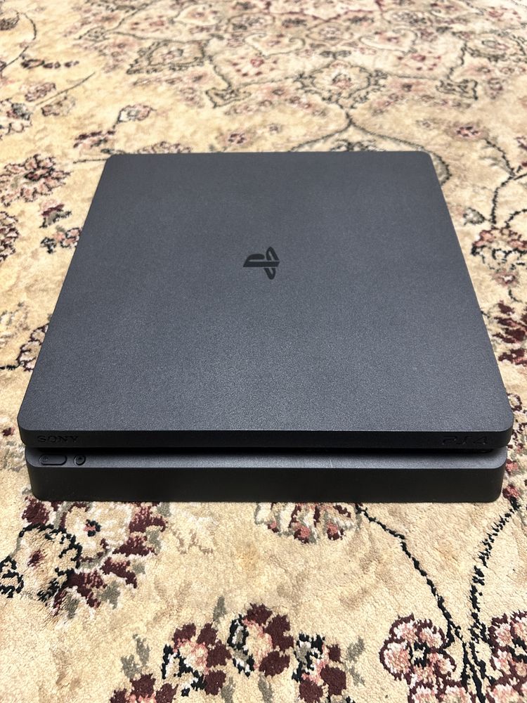 PS4 Slim 1Tb + dwa pady i ładowarka