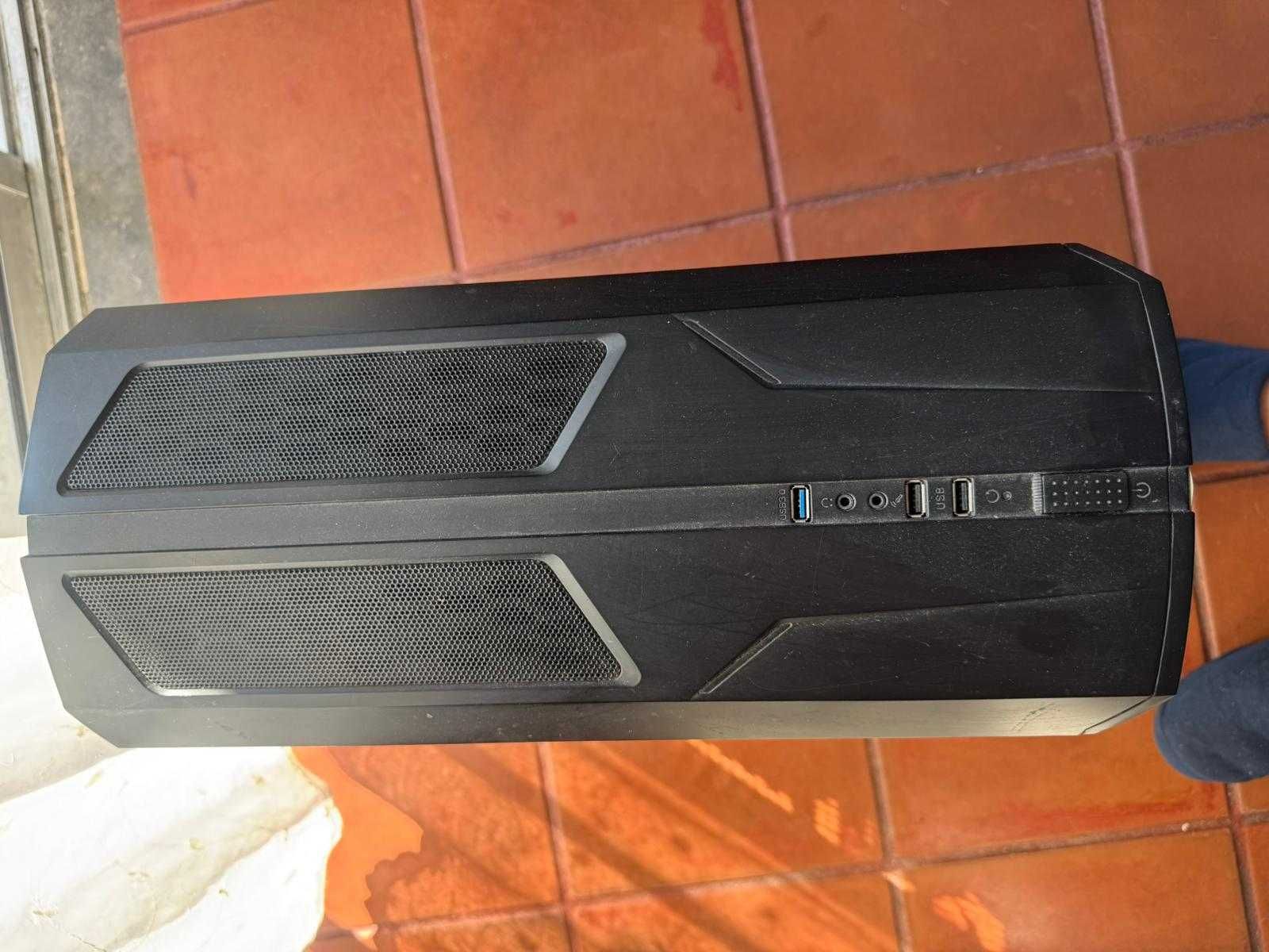 Desktop gamer usado em boas condições
