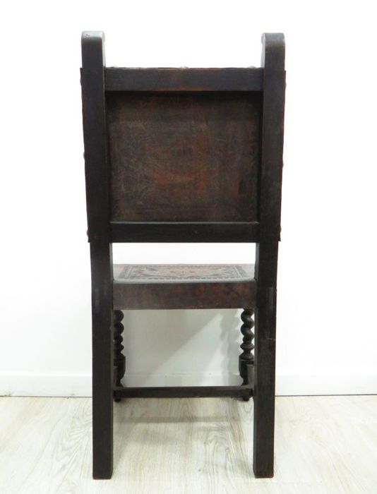 Cadeira com assento e costas em couro.