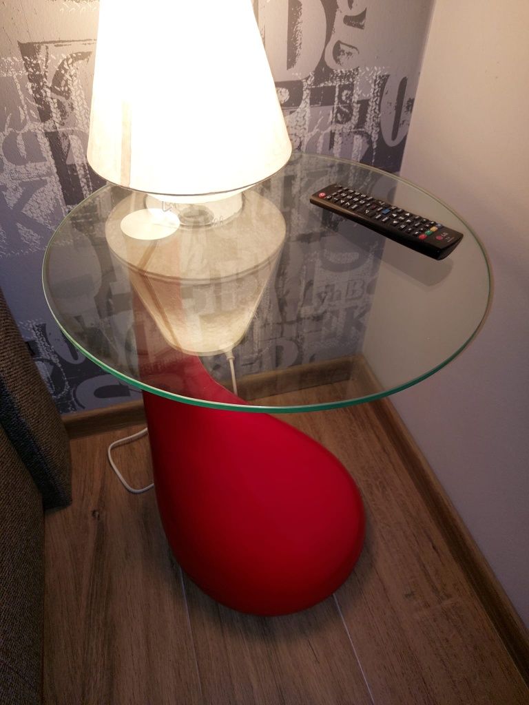 czerwony stolik szafka nocna  z lampką