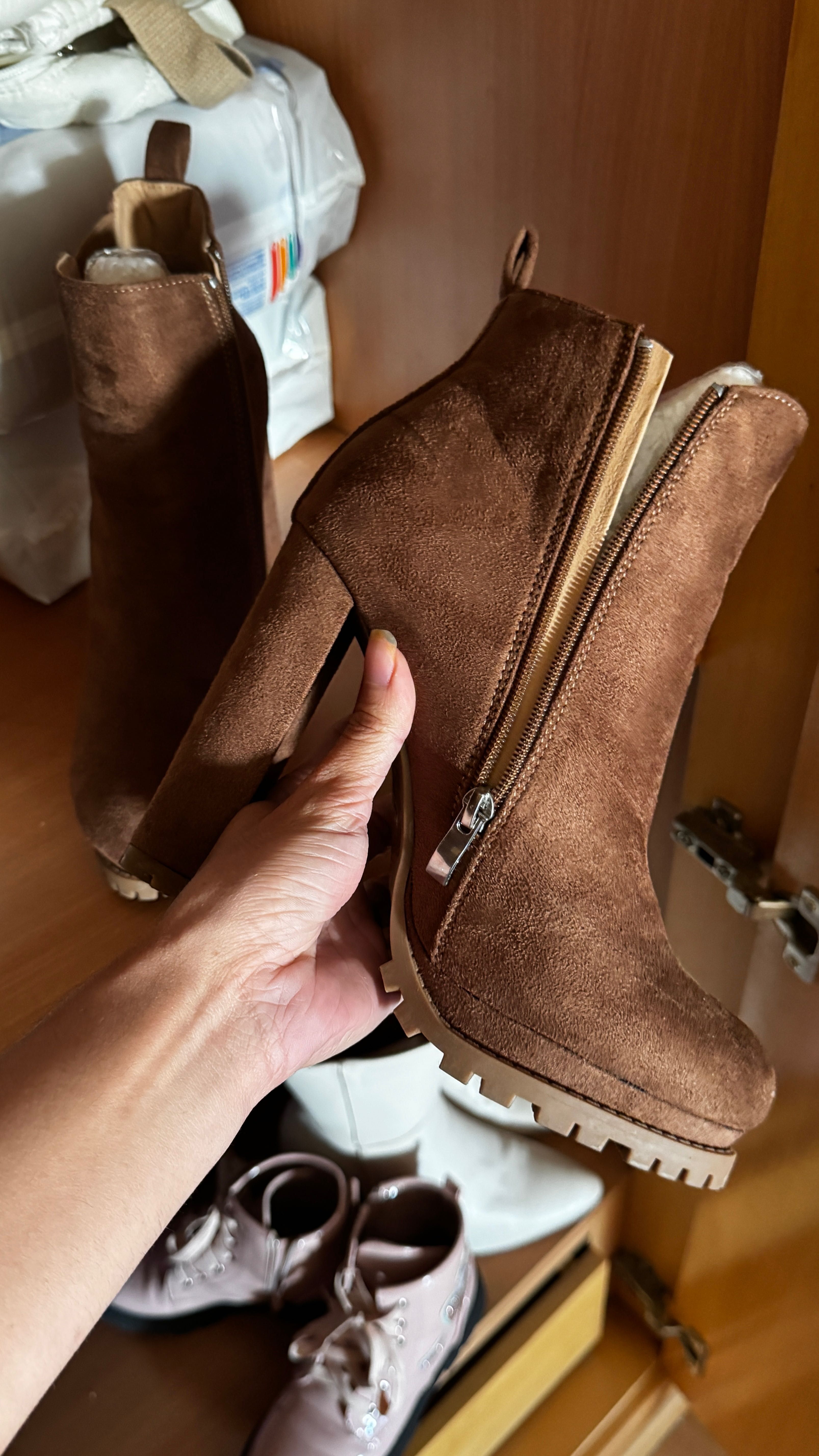 Bota marrom para outono