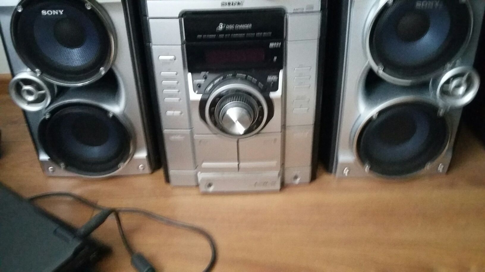 Wieża Sony z glosnikami