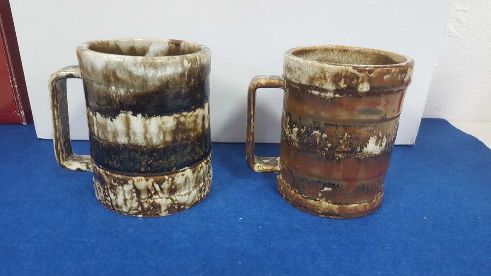 Raro par de canecas em cerâmica modernista marcadas Devica