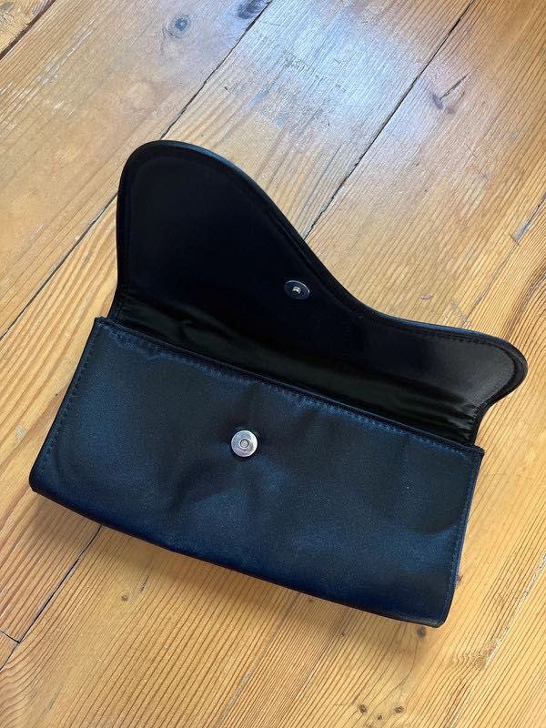 Czarna kopertówka torebka zaprojektowana dla L’oreal przez Zienia