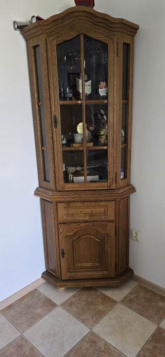 Do salonu, stół, 10x krzeseł, komoda, kredens