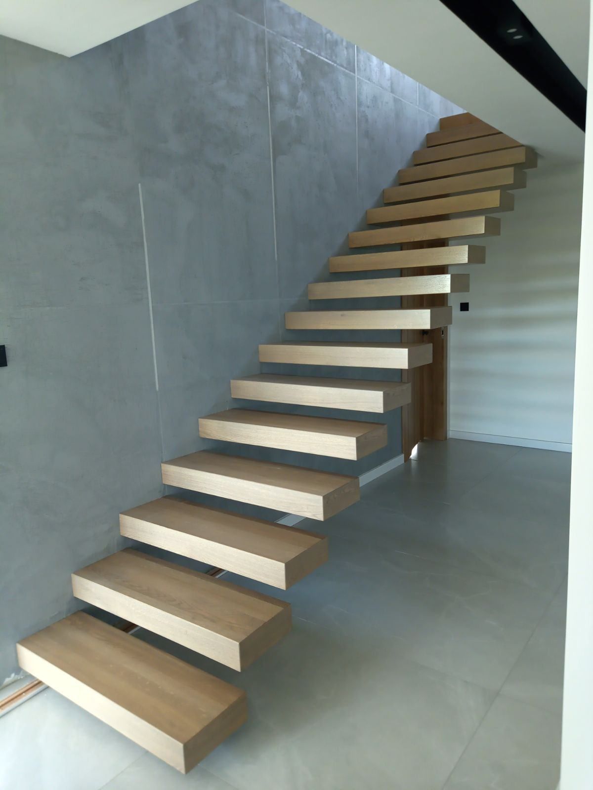Schody drewniane, schody półkowe, schody dywanowe