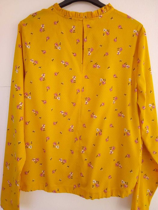 Blusa amarela torrado com flores - Lefties - Tamanho L - Nova!