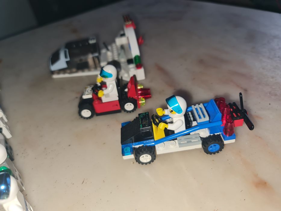 Legos Minifiguras e Veículos