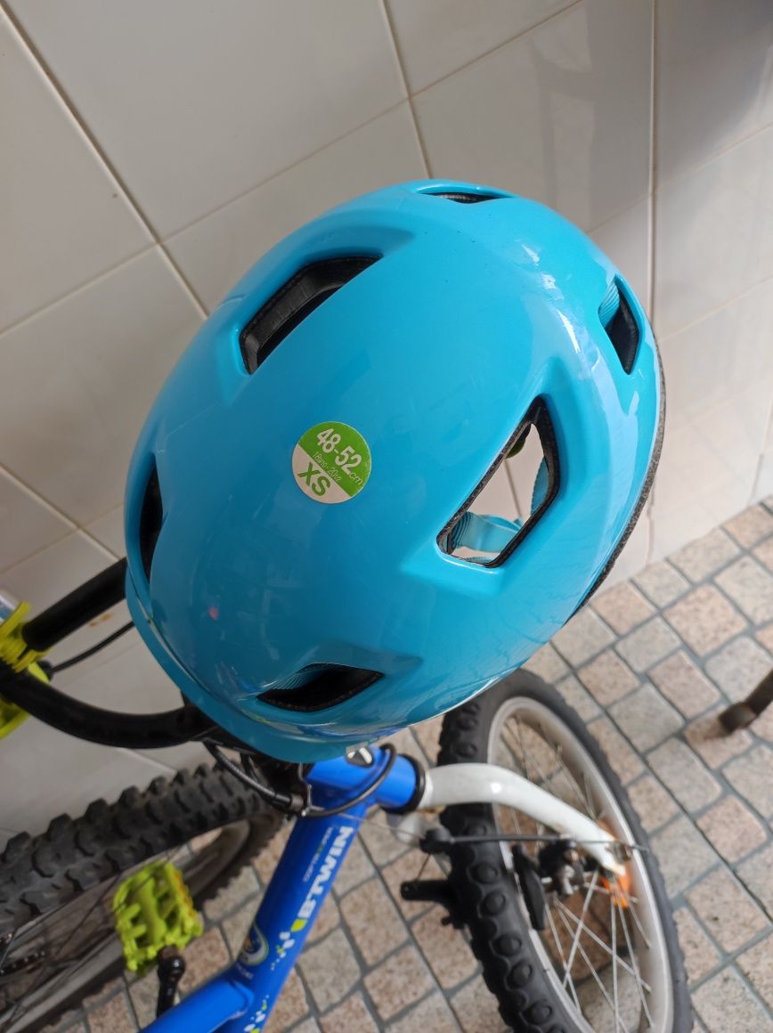 Capacete e protetores de joelhos e cotovelos