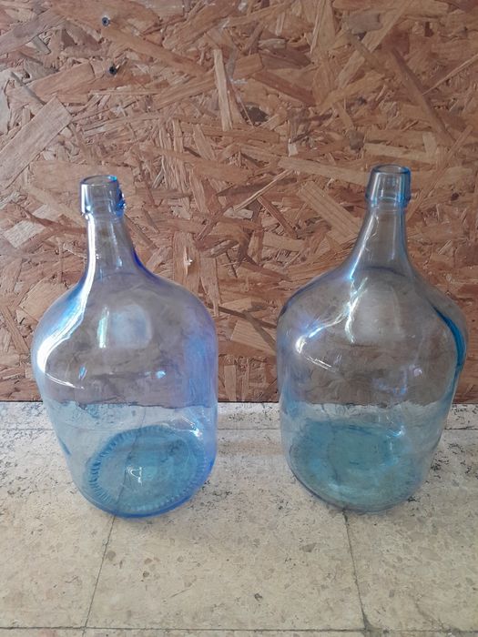 2 garrafões de vidro