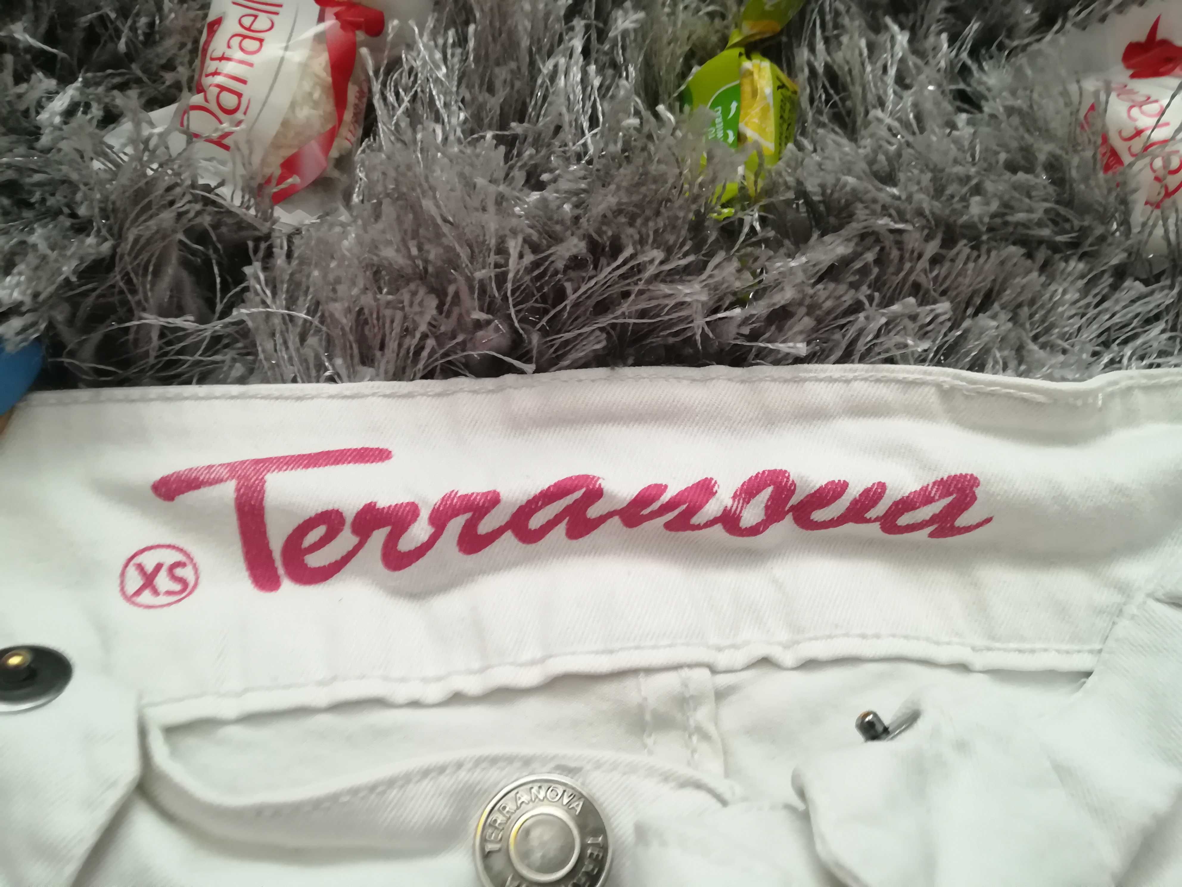 Spodenki jeansowe białe, rybaczki damskie Terranowa. XS. Kolor biały.