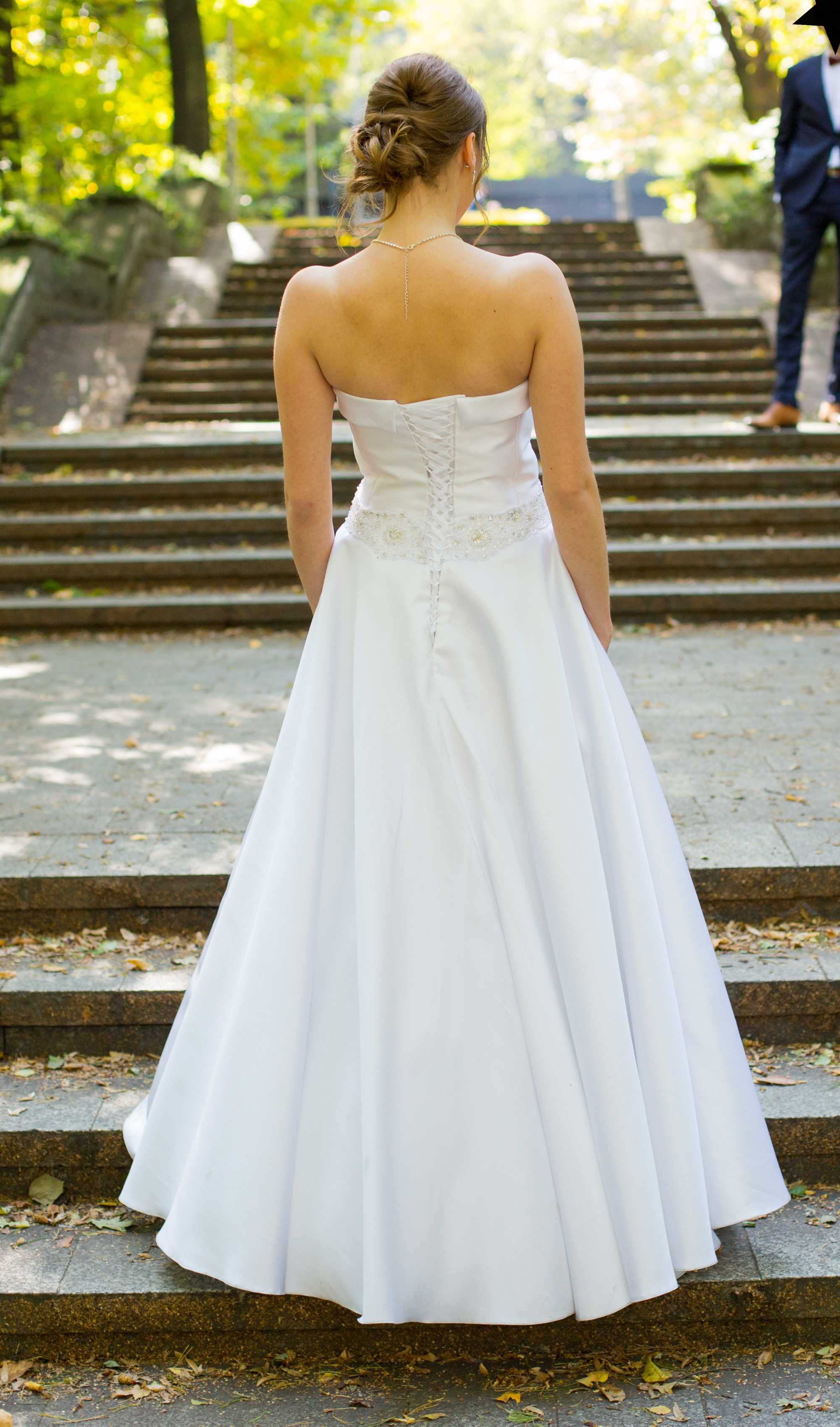 Suknia ślubna klasyczna, elegancka, bez ramiączek, z wiązaniem, litera