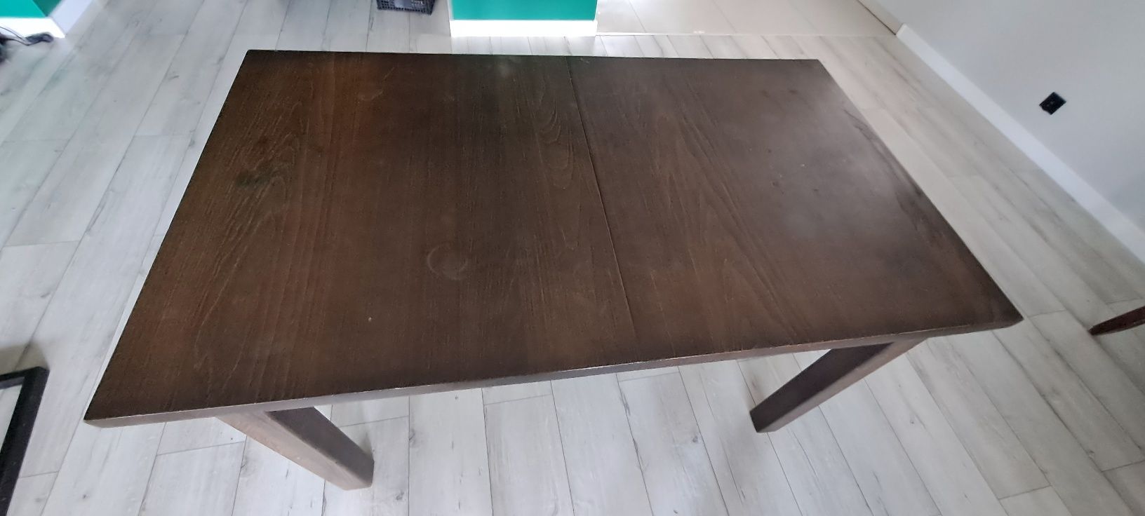 Solidny stół z drewna