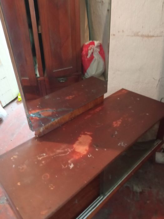 Трюмо з дзеркалом