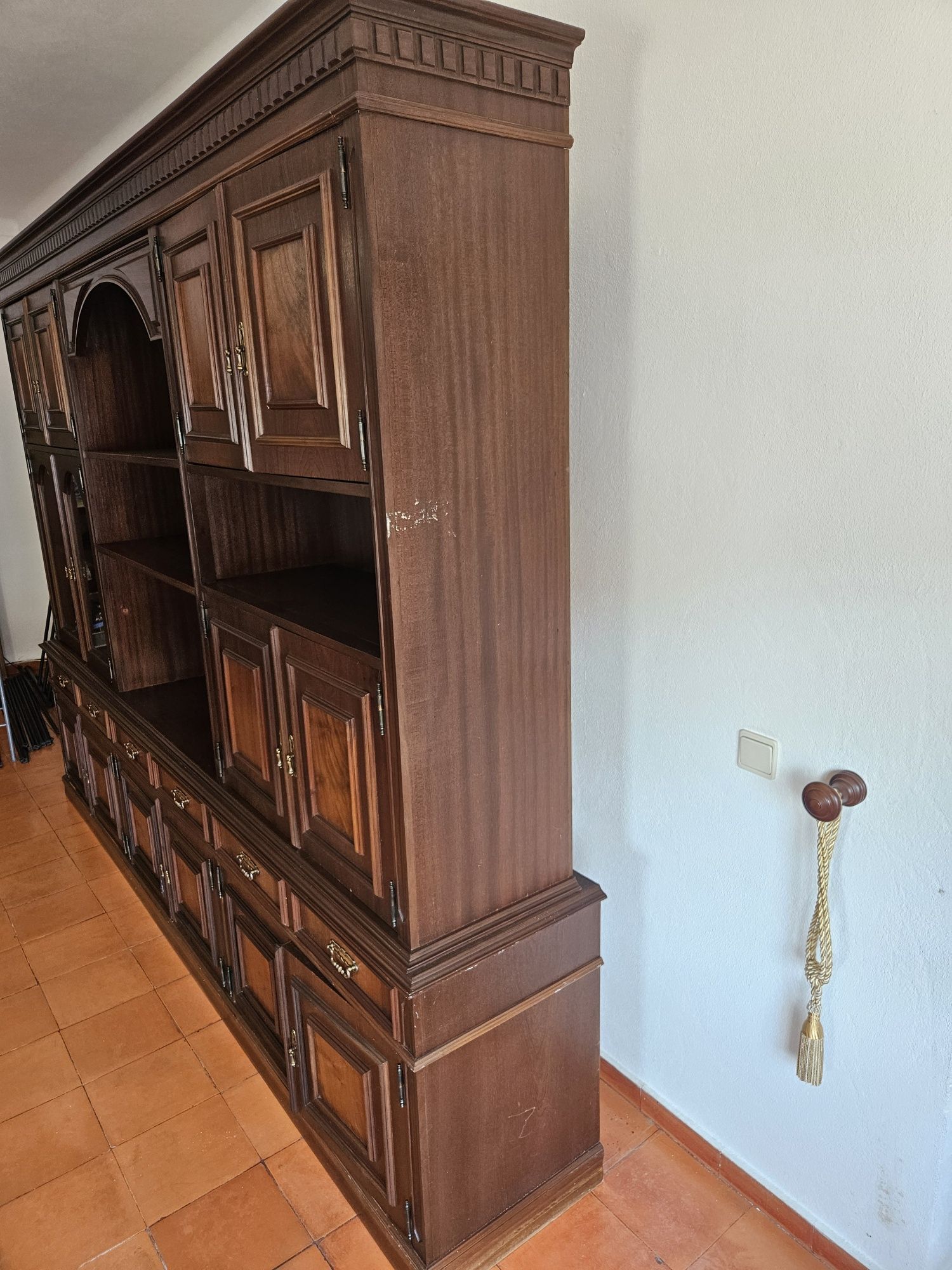 Móvel de sala grande, com cristaleira