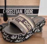 Klapki damskie na koturnie czarne szare napis christian dior monogram