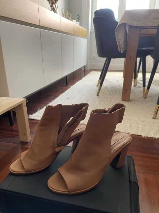 Sandalias Uterque em pele Tam. 41