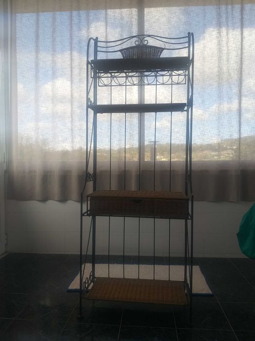 Móvel em ferro trabalhado