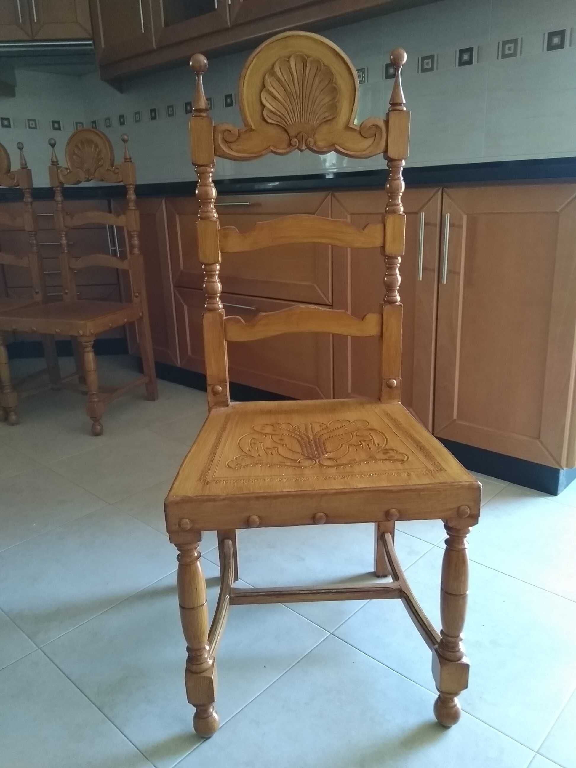Conjunto de Mesa e Cadeiras em couro