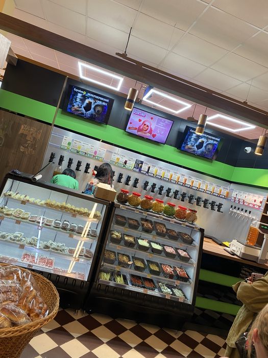 Продажа обладнення для пивного магазину витрина снеки пегаси клешни