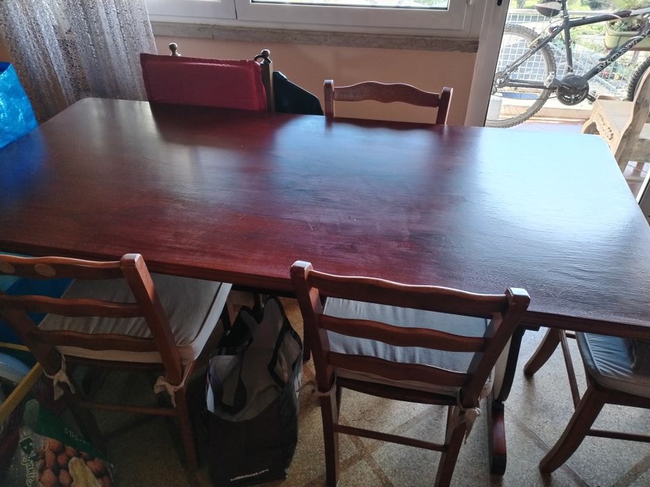 Mesa de madeira mogno