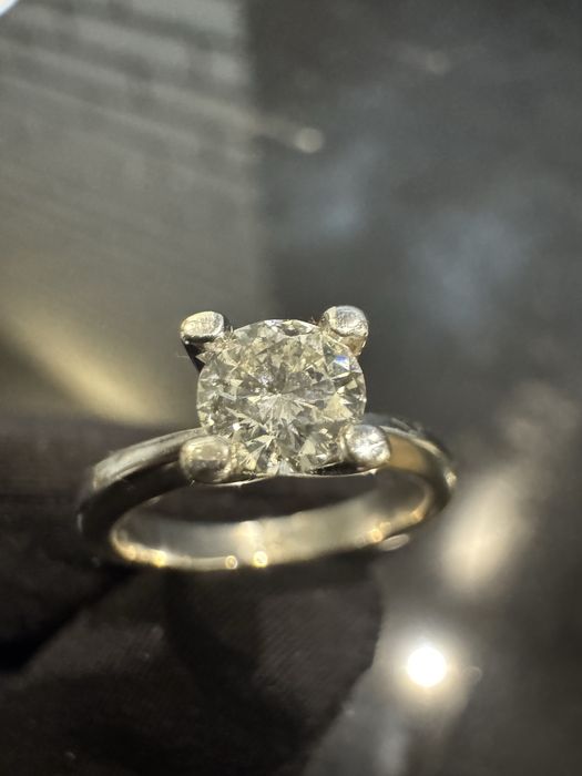 Золотое кольцо с большим бриллиантом