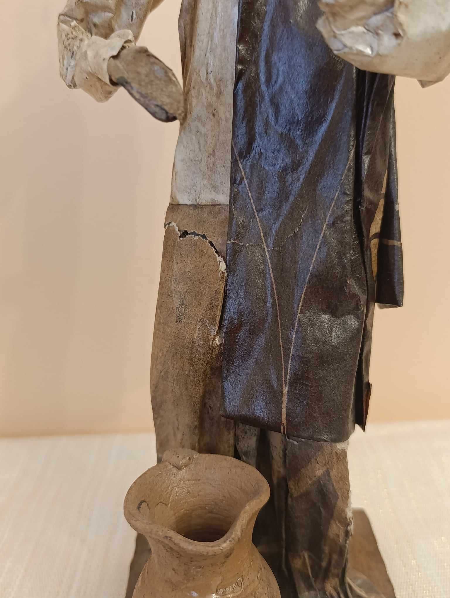Figura artesanato mulher com pote em barro - papel maché