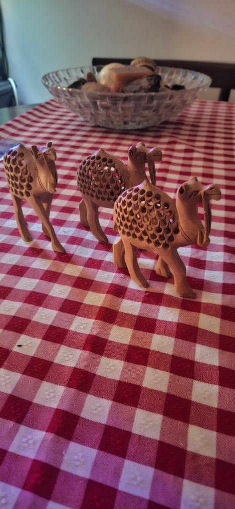 Camelos em madeira sandalo
