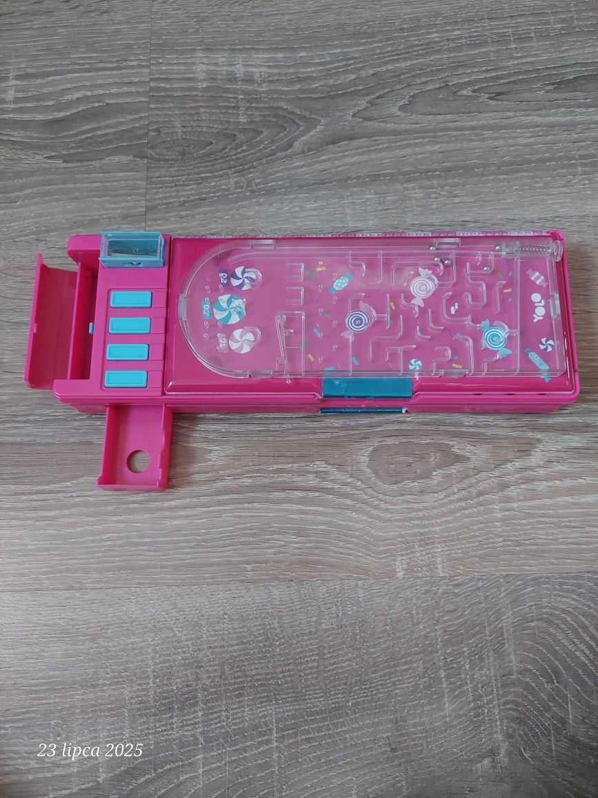 Piórnik dwukomorowy wielofunkcyjny z grą