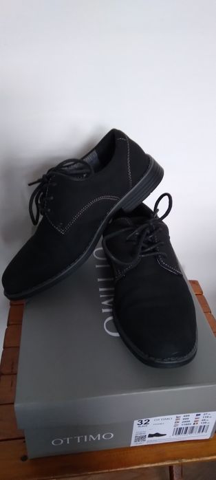 Eleganckie buty dla chłopca.