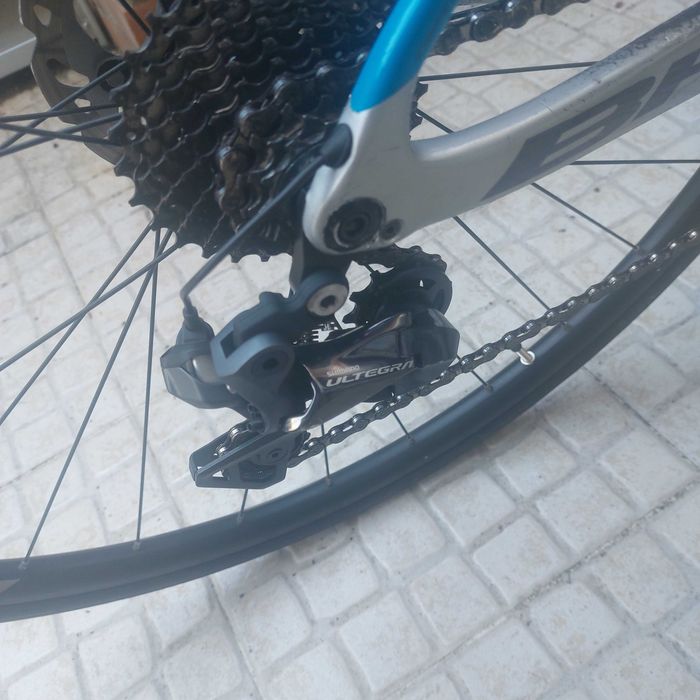 Bicicleta ciclismo BH S/M de carbono.