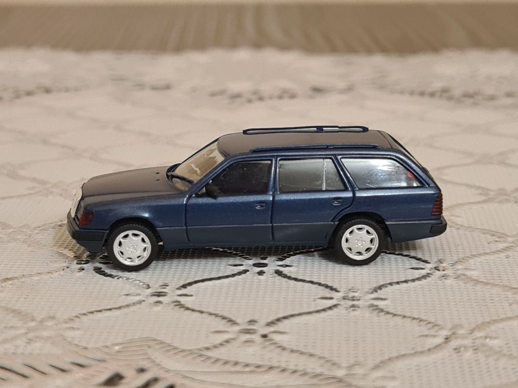 Продам коллекционную модель Mersedes-Benz E 300