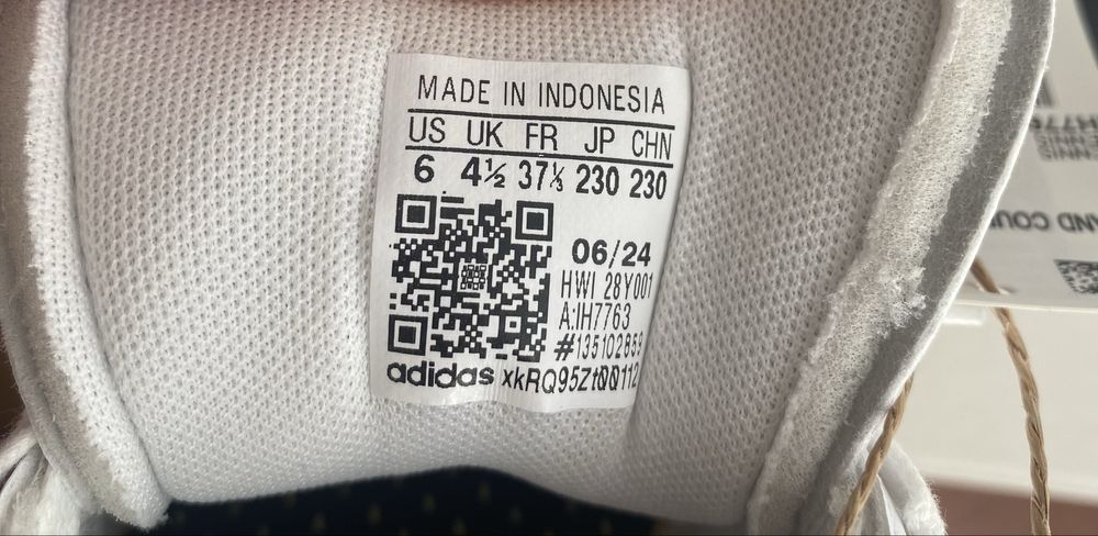 Жіночі кросівки adidas