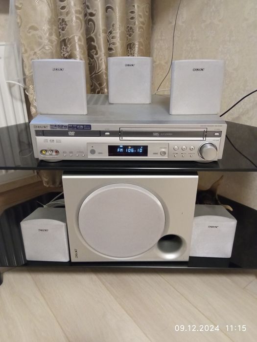 Домашній кінотеатр (Відеомагнітофон, програвач дисків та тюнер)