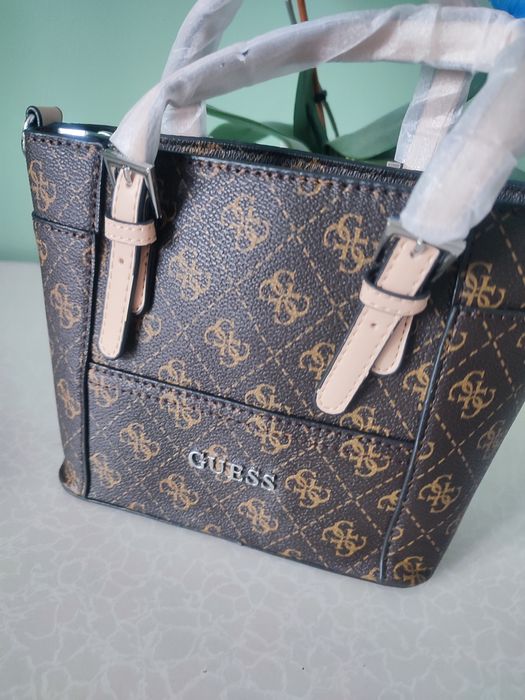 Brązowa torebka na ramię i do ręki Guess